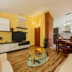 Two Beautiful Near The Sea Apartment Kaštela